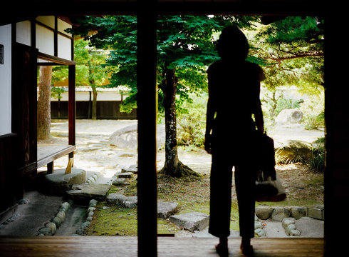 庭を堪能する妻