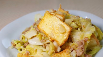 揚げ豆腐とひき肉とキャベツの味噌炒め