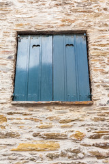  fenêtre ancienne, volets coeurs