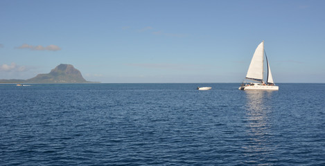 Catamaran navigant devant le Morne Brabant, île Maurice, Océan Indien