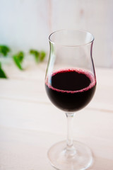 赤ワイン、red wine on the white wooden table