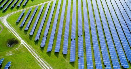 champs de panneaux solaire dans une ferme solaire, france - 210000247