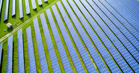 Obraz premium champs de panneaux solaire dans une ferme solaire, france