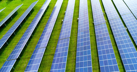 champs de panneaux solaire dans une ferme solaire
