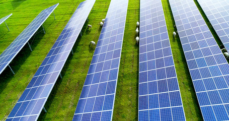 champs de panneaux solaire dans une ferme solaire - 210002812