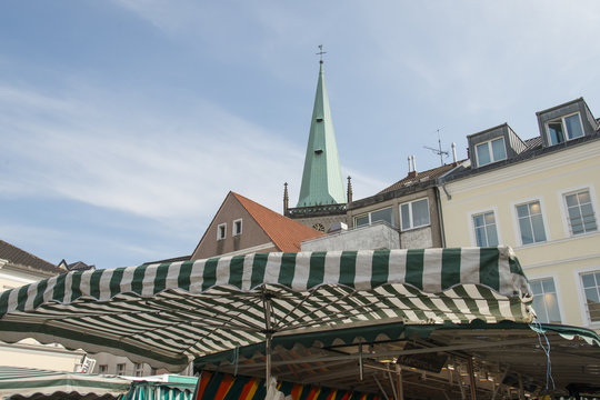 Unna,Marktplatz mit Stadtkirche und Wochenmarkt