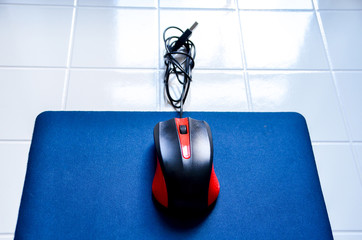 mouse lies on the rug, the user clicks on the mouse with a computer