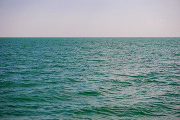Obraz premium the blue ocean with dull clouds on a lovely sunny day