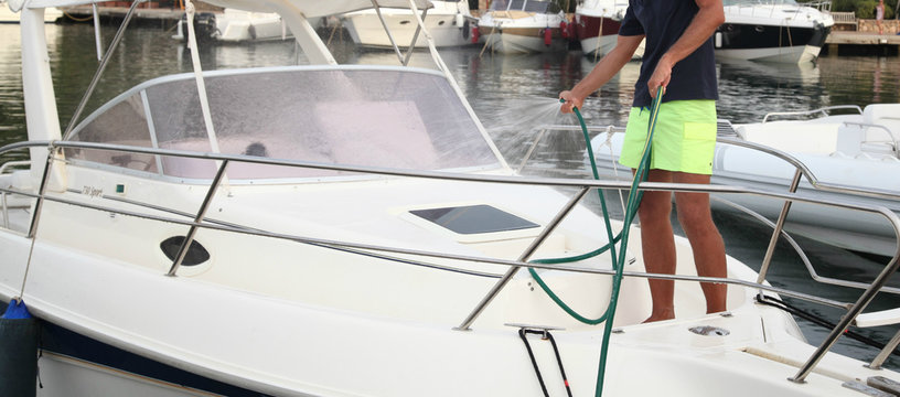 Skipper lava la barca