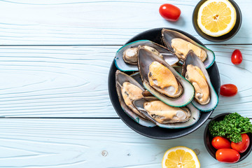 fresh mussel on bowl © topntp
