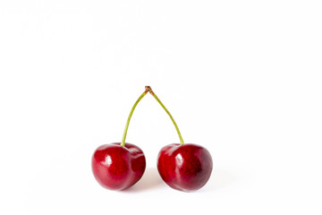 Zwei Kirschen vor einem weißen Hintergrund