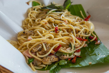The spaghetti spicy fried clams on the banana leaves.