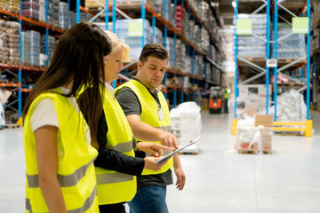 Obraz premium Warehouse manager and workers 