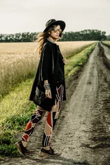 Afwasbaar Fotobehang Gypsy lopen op landweg