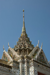 Fototapeta na wymiar Türme des Prunkvollen buddhistischen Tempels Wat Arun in Bangkok, Thailand