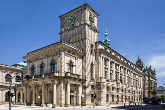 Börse Hamburg Süd Ansicht sonnig entzerrt