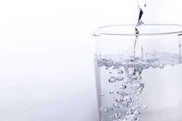 水、ミネラルウォーター、水道水、素材、グラス