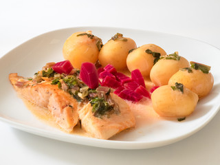 Frying salmon in cream sauce with beet and potatoes