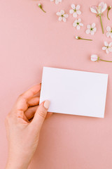 Obraz premium Concept of love letter with envelope and flowers