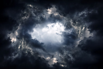 Fototapeta premium Dziura w dramatycznych chmurach