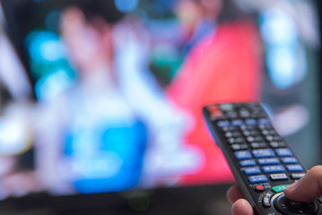 テレビを操作するリモコン