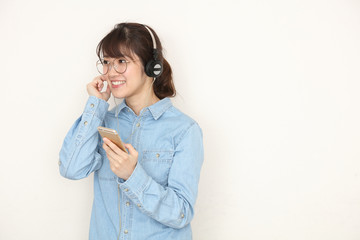 ヘッドフォン　女性