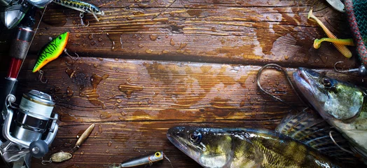 Selbstklebende Fototapete Angeln Erfolgreiches Angeln. Gefangener Zanderfisch und Angelgerät am Holzsteg