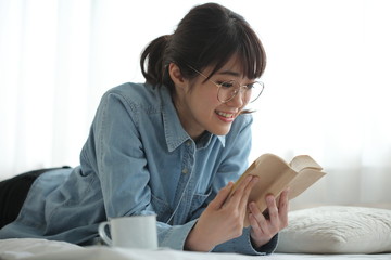 読書する女性