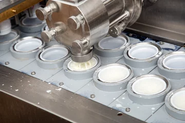 Crédence de cuisine en verre imprimé Produits laitiers Final Stage Of Production Yogurt-Filling Yogurt Into Plastic Glasses In Modern Dairy