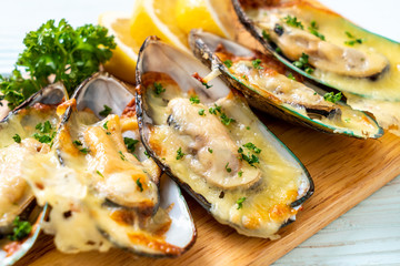 mussel baked with cheese