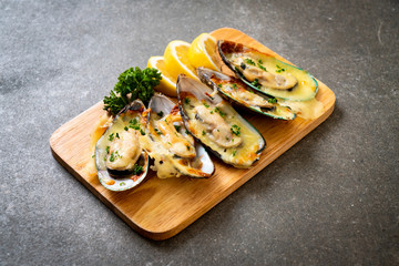 mussel baked with cheese