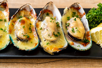 mussel baked with cheese