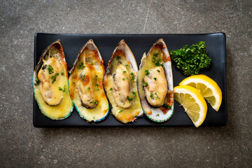 mussel baked with cheese