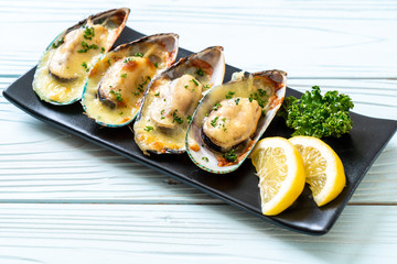 mussel baked with cheese