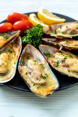 mussel baked with cheese