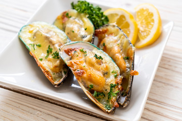 mussel baked with cheese