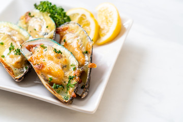 mussel baked with cheese