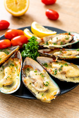 mussel baked with cheese