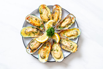 mussel baked with cheese