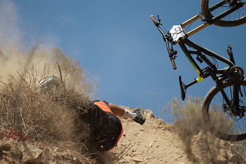 Man falls off his mountain bicycle dramatically,cyclist falls during a race