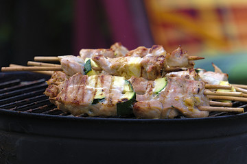 barbecue Schaschlik Fleisch Spieße auf dem Grill Close Up