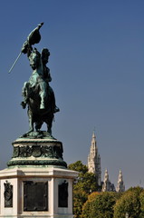 Fototapeta premium Reiterdenkmal mit den Turmspitzen des Wiener Rathauses im Hintergrund