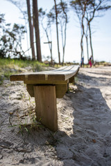 Holzbank auf Düne vor dem Strand