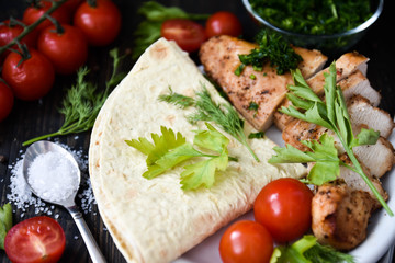 Chicken with pita bread and tomatoes