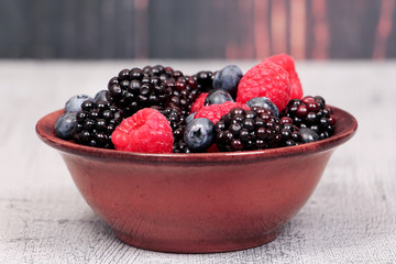 свежая клубника в корзинке