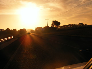 Auf zum Fluchtpunkt - Sonnenuntergang auf einem Highway in Australien