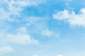 Obraz premium the clouds scatter the wind.