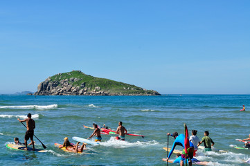  Stand up run start with green island background