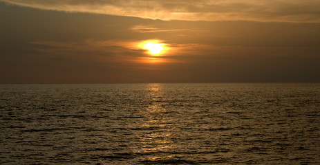 Fototapeta premium Scenic sunset on the over a beautiful Florida horizon 