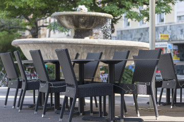 Tisch und Stühle vorm Brunnen in Baden-Baden